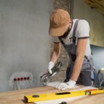tiler-trabajando-renovacion-apartamento_23-2149278565 (1)